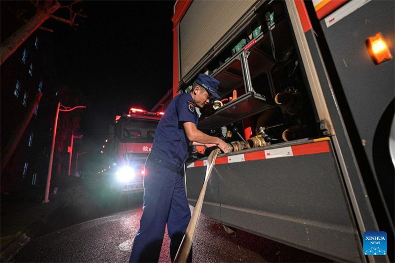 Hainan na China retoma gradualmente o tráfego aéreo e marítimo após supertuf?o Yagi