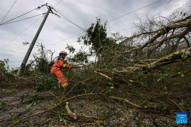 Hainan na China retoma gradualmente o tráfego aéreo e marítimo após supertuf?o Yagi