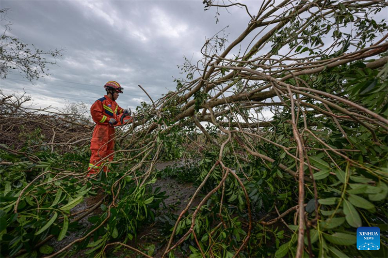Hainan na China retoma gradualmente o tráfego aéreo e marítimo após supertuf?o Yagi
