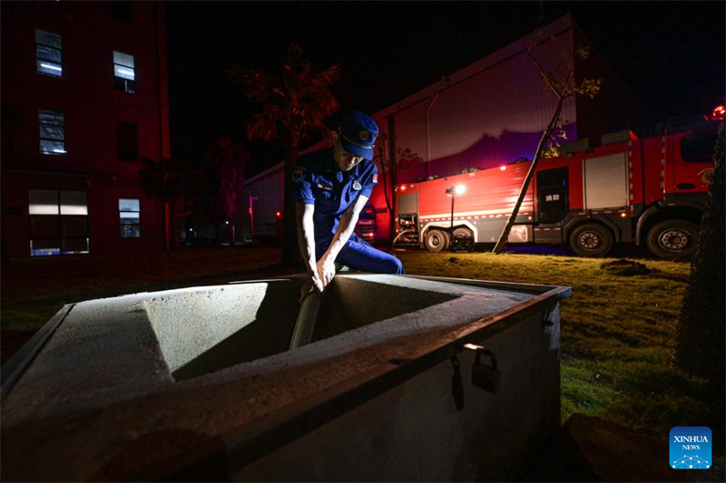 Hainan na China retoma gradualmente o tráfego aéreo e marítimo após supertuf?o Yagi