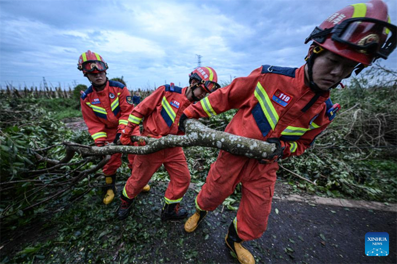 Hainan na China retoma gradualmente o tráfego aéreo e marítimo após supertuf?o Yagi