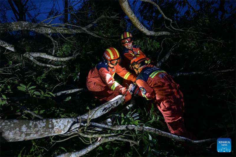 Hainan na China retoma gradualmente o tráfego aéreo e marítimo após supertuf?o Yagi