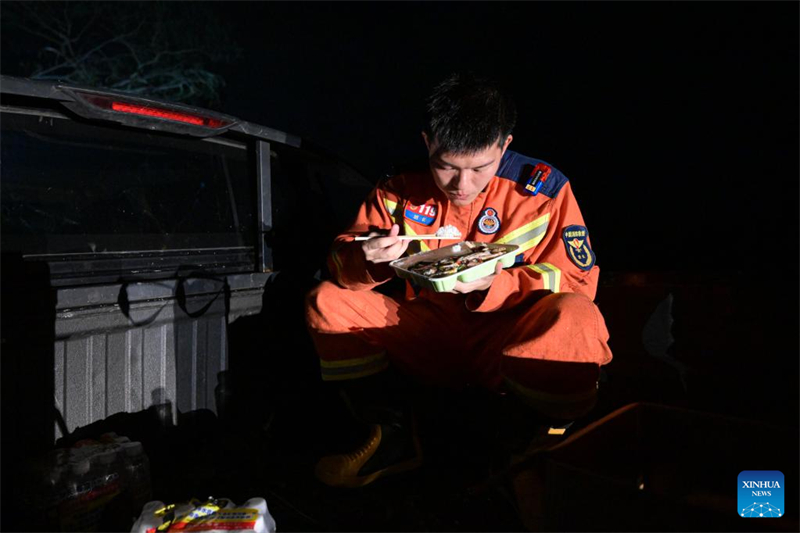 Hainan na China retoma gradualmente o tráfego aéreo e marítimo após supertuf?o Yagi