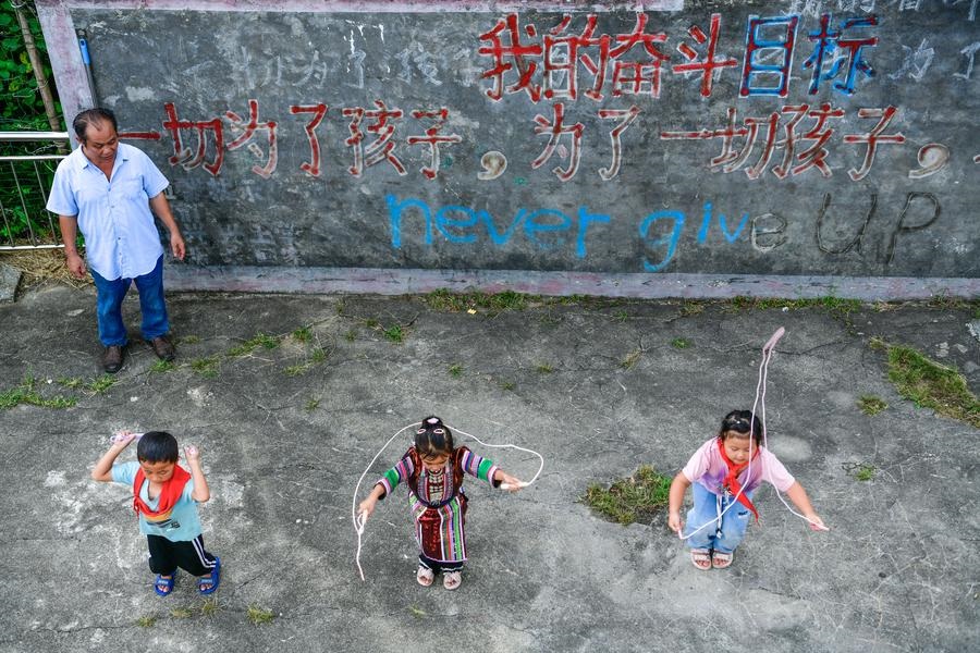 Professor dá esperan?a às crian?as nas montanhas do interior da China