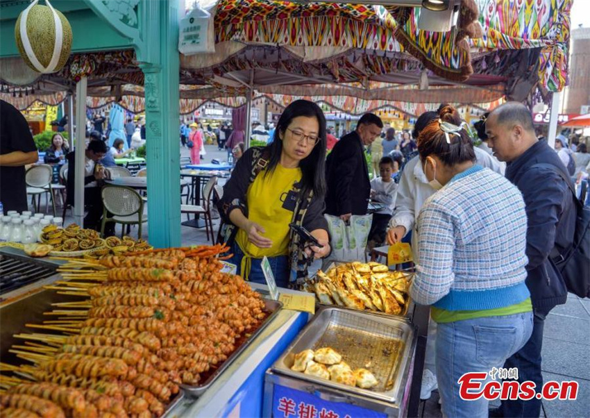 Grande Bazar em Xinjiang recebe alta temporada turística