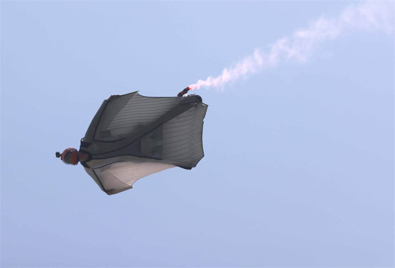 Tahi Munroe reivindica vitória no campeonato de wingsuit de Zhangjiajie