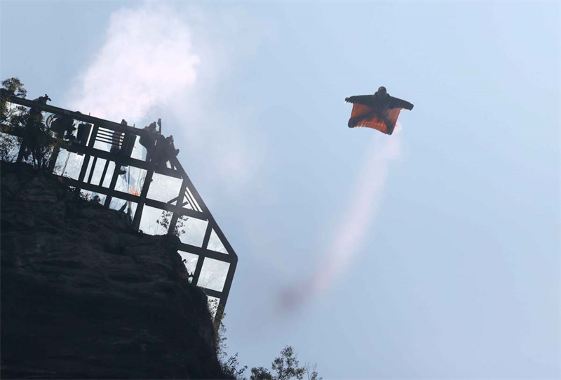 Tahi Munroe reivindica vitória no campeonato de wingsuit de Zhangjiajie