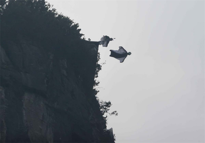 Tahi Munroe reivindica vitória no campeonato de wingsuit de Zhangjiajie