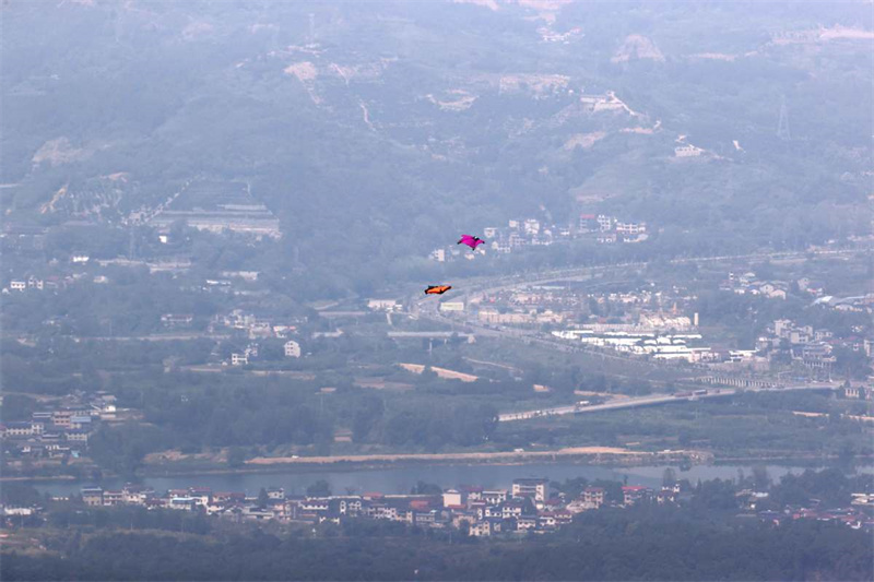 Tahi Munroe reivindica vitória no campeonato de wingsuit de Zhangjiajie