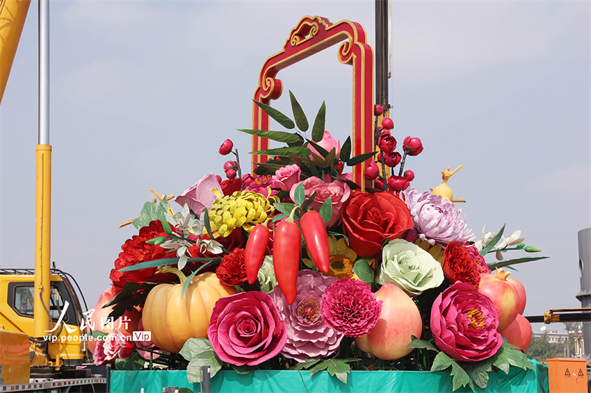 Beijing: decora??es do Dia Nacional come?am a ser instaladas na Pra?a Tiananmen