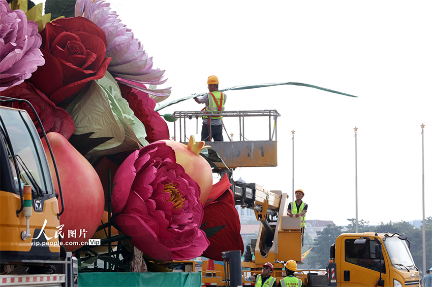 Beijing: decora??es do Dia Nacional come?am a ser instaladas na Pra?a Tiananmen