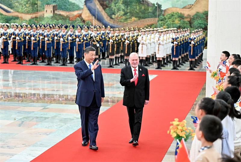 Xi Jinping conversa com rei da Malásia