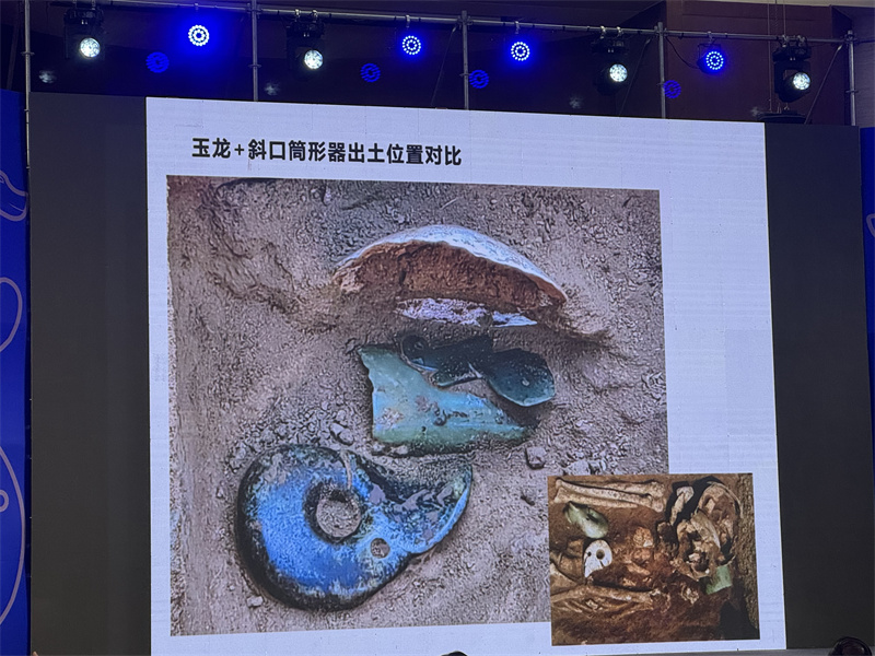 Maior drag?o de jade da cultura Hongshan é encontrado no norte da China