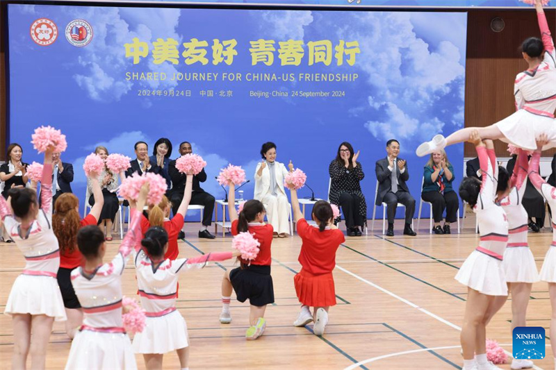 Peng Liyuan participa da atividade de intercambio cultural e esportivo de jovens China-EUA em Beijing