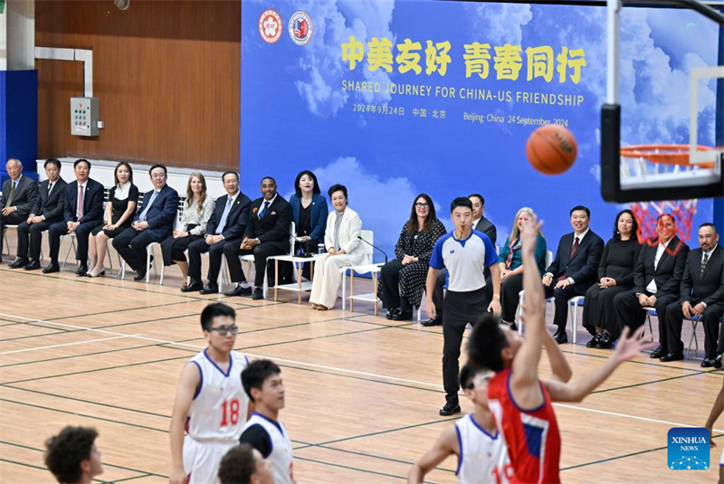 Peng Liyuan participa da atividade de intercambio cultural e esportivo de jovens China-EUA em Beijing