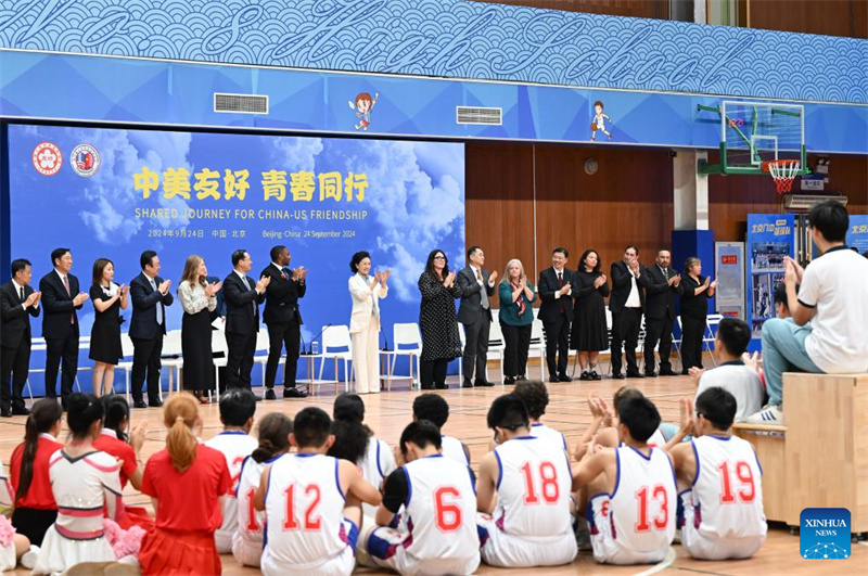 Peng Liyuan participa da atividade de intercambio cultural e esportivo de jovens China-EUA em Beijing
