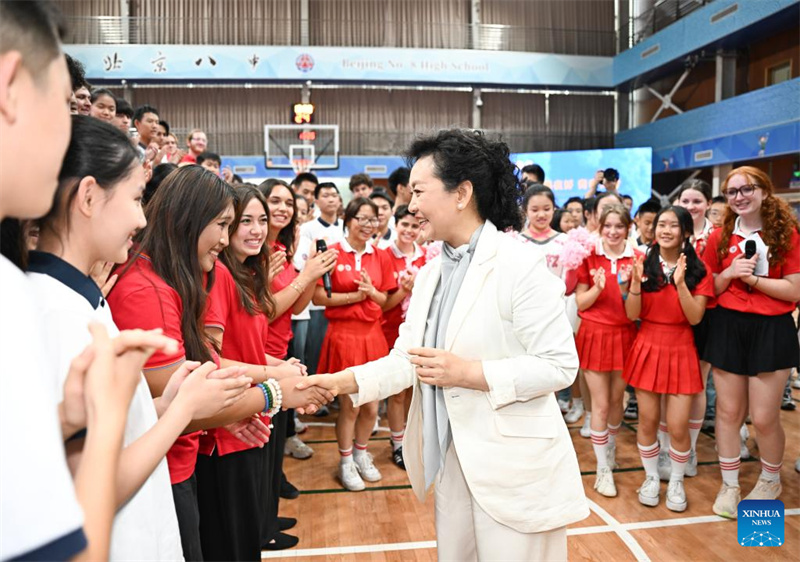 Peng Liyuan participa da atividade de intercambio cultural e esportivo de jovens China-EUA em Beijing
