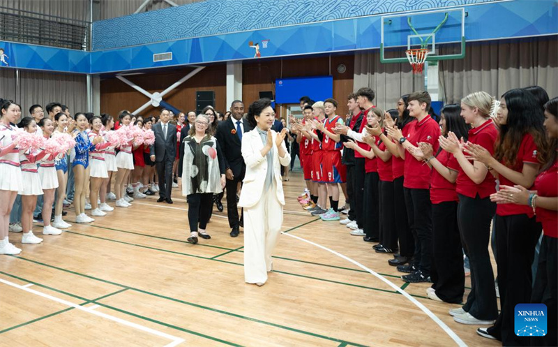 Peng Liyuan participa da atividade de intercambio cultural e esportivo de jovens China-EUA em Beijing