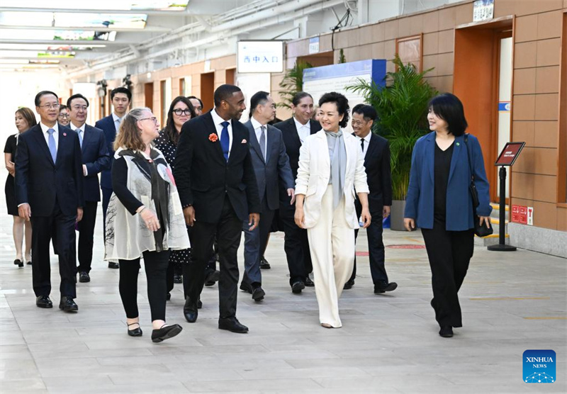 Peng Liyuan participa da atividade de intercambio cultural e esportivo de jovens China-EUA em Beijing