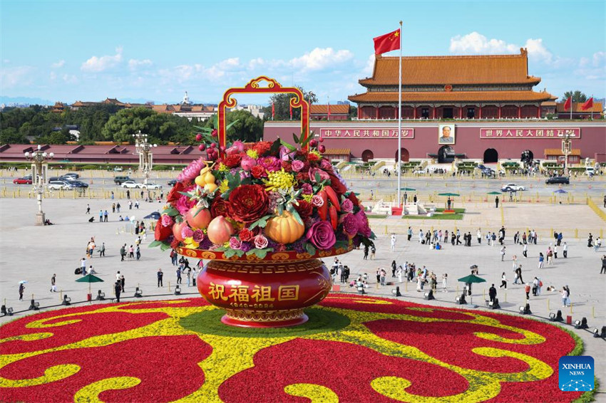 Pra?a de Tiananmen decorada com flores para comemora??es do Dia Nacional