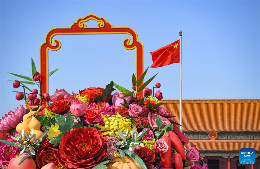 Pra?a de Tiananmen decorada com flores para comemora??es do Dia Nacional