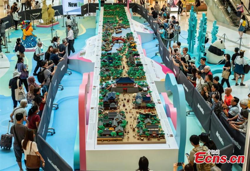 Maior LEGO do mundo 'Ao longo do Rio Durante o Festival de Qingming' é exibido em Hong kong