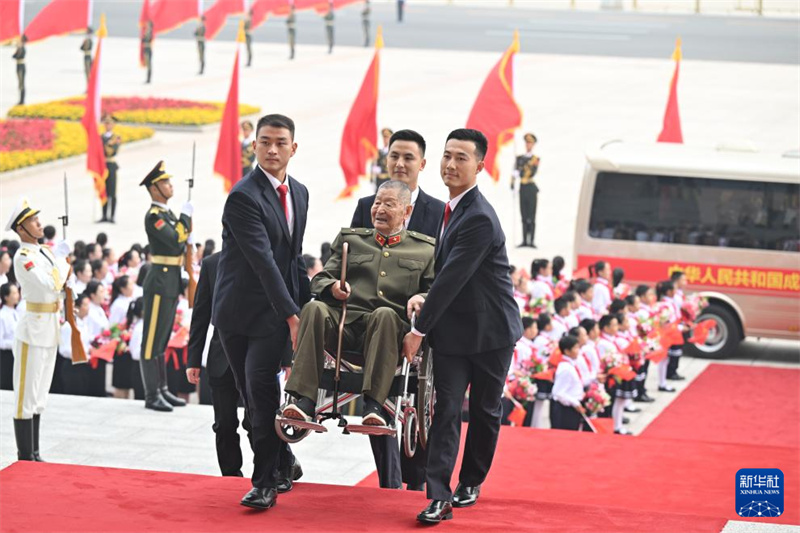 Xi Jinping estende felicita??es aos destinatários das mais altas honras estatais da China