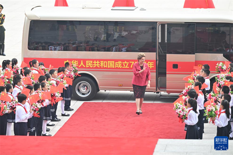 Xi Jinping estende felicita??es aos destinatários das mais altas honras estatais da China