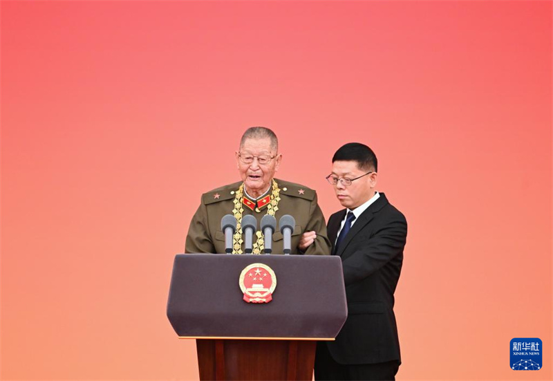 Xi Jinping estende felicita??es aos destinatários das mais altas honras estatais da China