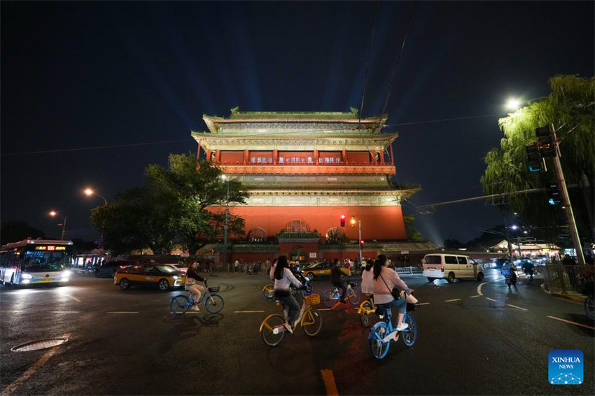 Marcos históricos de Beijing recebem ilumina??o para celebrar o 75o aniversário da funda??o da RPC