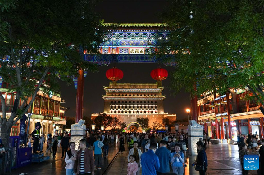 Marcos históricos de Beijing recebem ilumina??o para celebrar o 75o aniversário da funda??o da RPC
