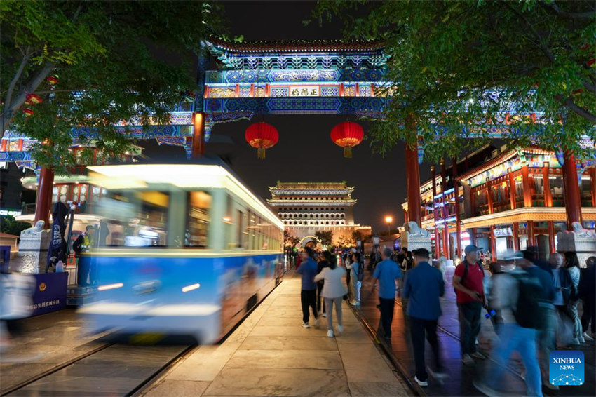 Marcos históricos de Beijing recebem ilumina??o para celebrar o 75o aniversário da funda??o da RPC