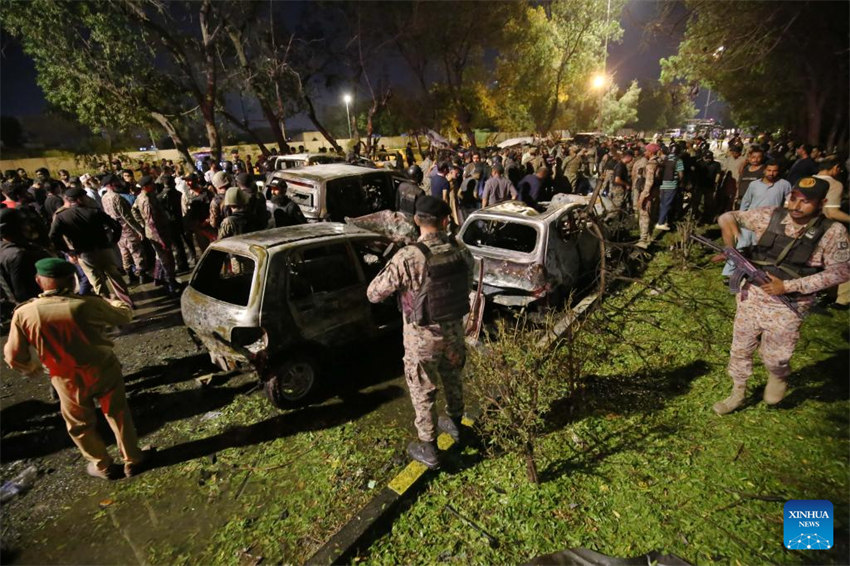 Cidad?os chineses e paquistaneses est?o entre mortos e feridos em ataque terrorista em Karachi, no Paquist?o