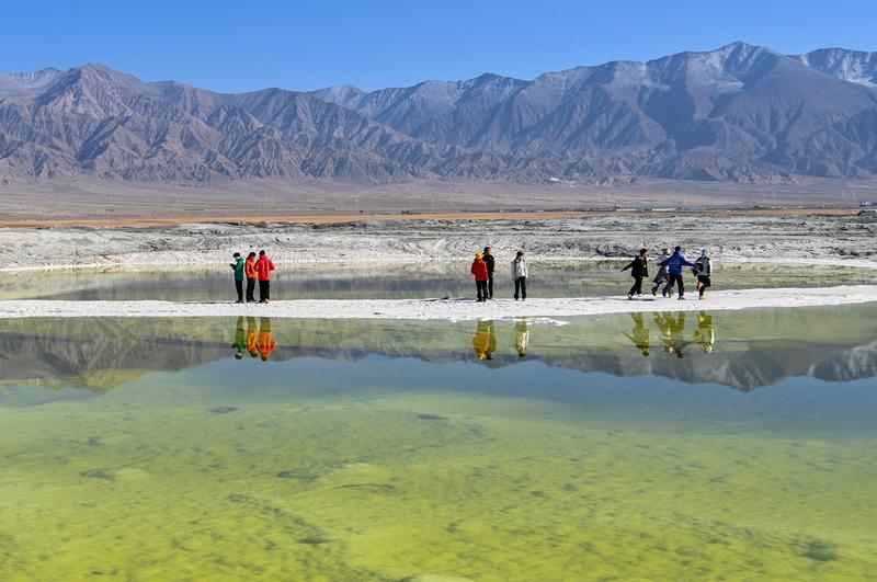 Lago Esmeralda em Qinghai atrai turistas