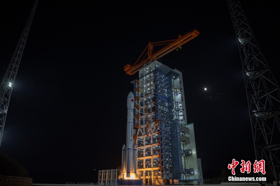 China lan?a com sucesso novo grupo de satélites