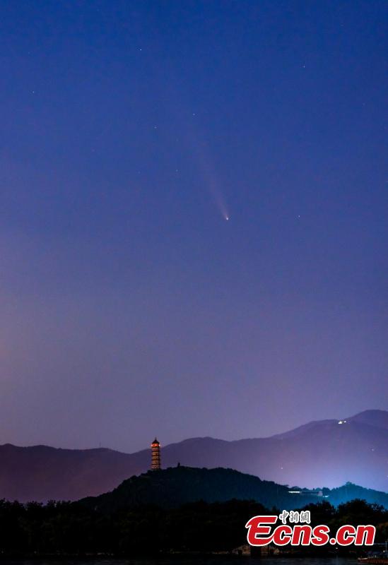 Cometa atravessa o céu noturno sobre o Palácio de Ver?o