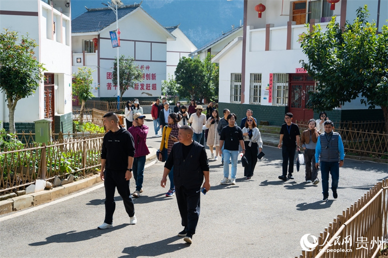 Guizhou: jornalistas da ásia-Pacífico visitam aldeia de Huawu