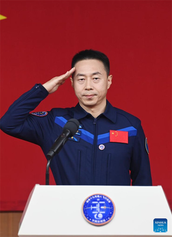 Astronautas da miss?o chinesa Shenzhou-19 reúnem-se com a imprensa