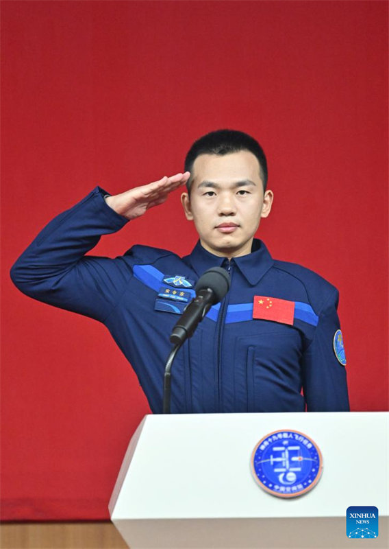 Astronautas da miss?o chinesa Shenzhou-19 reúnem-se com a imprensa