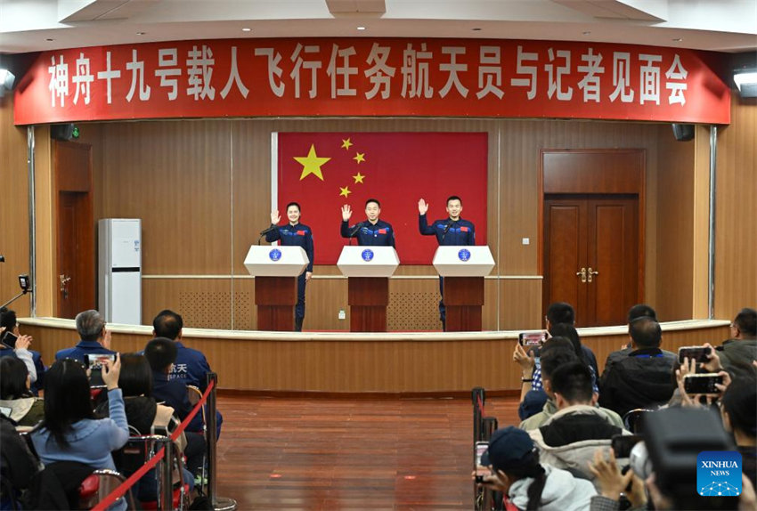 Astronautas da miss?o chinesa Shenzhou-19 reúnem-se com a imprensa