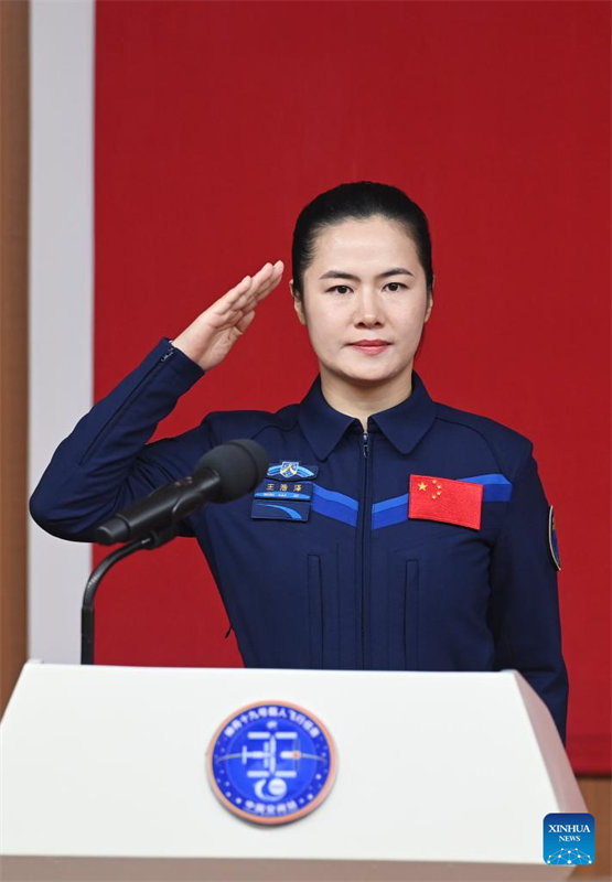 Astronautas da miss?o chinesa Shenzhou-19 reúnem-se com a imprensa