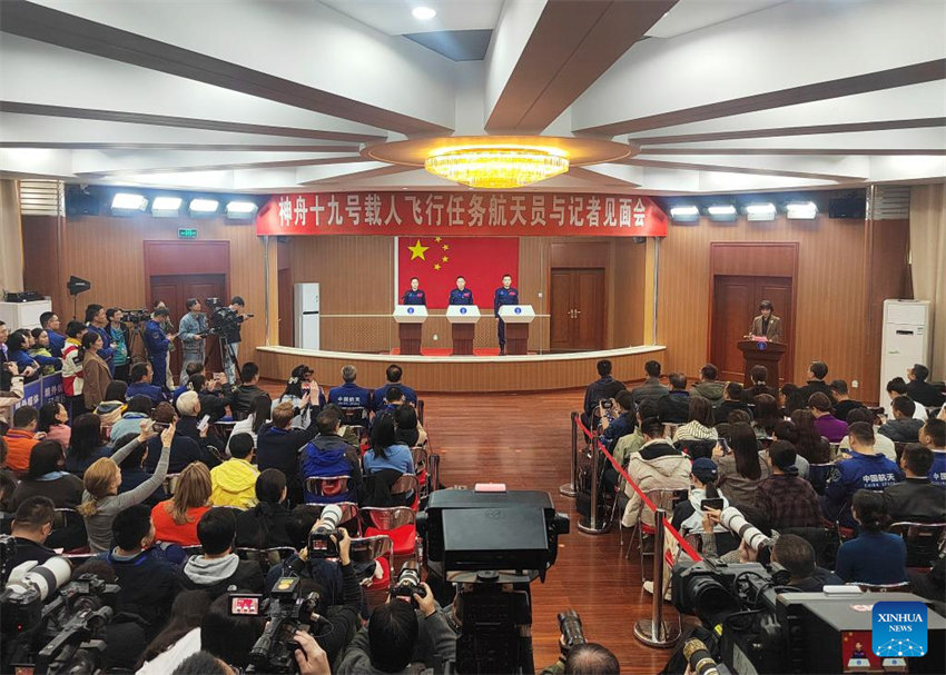 Astronautas da miss?o chinesa Shenzhou-19 reúnem-se com a imprensa