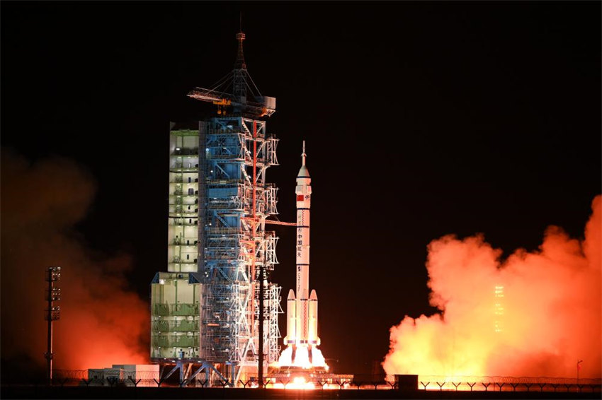 China lan?a nave espacial tripulada Shenzhou-19
