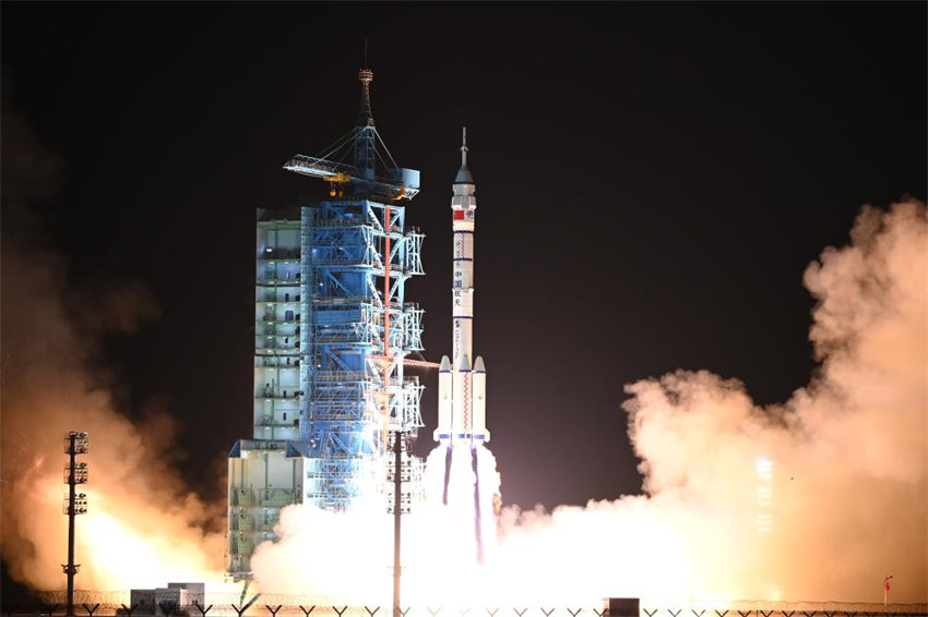 China lan?a nave espacial tripulada Shenzhou-19