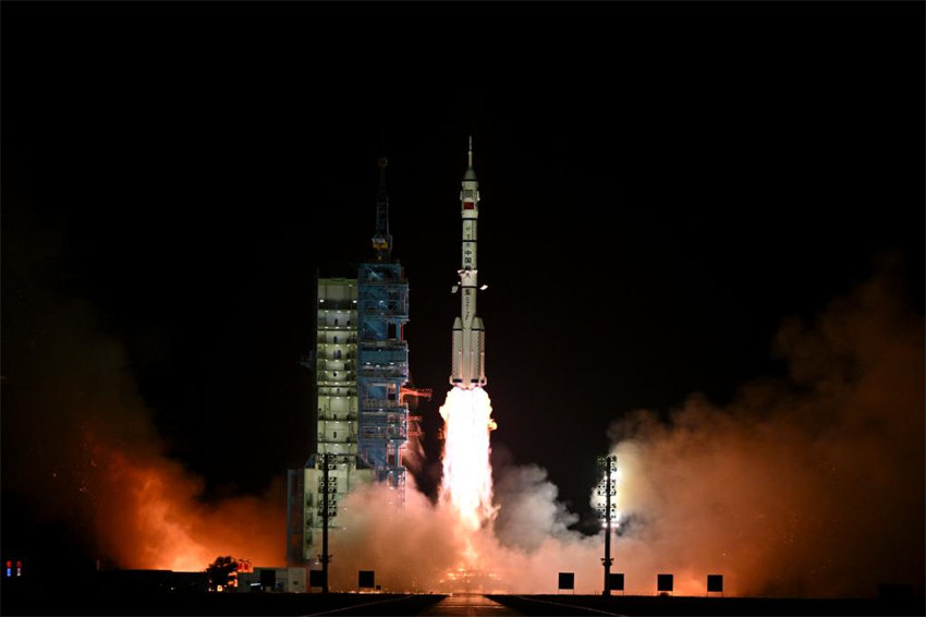 China lan?a nave espacial tripulada Shenzhou-19