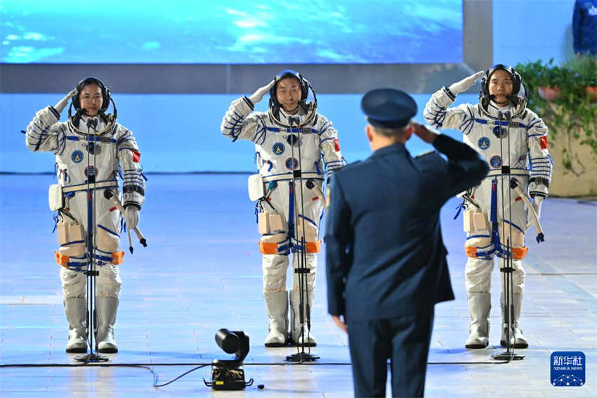 China lan?a nave espacial tripulada Shenzhou-19