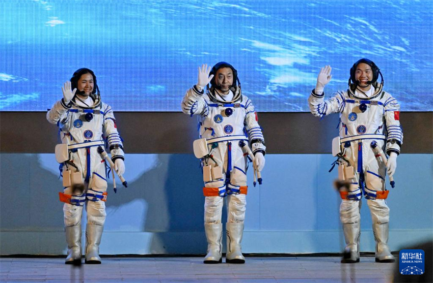 China lan?a nave espacial tripulada Shenzhou-19