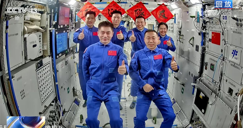 Astronautas da Shenzhou-19 entram na esta??o espacial