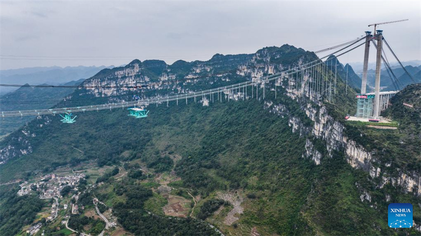 Guizhou: primeira viga de treli?a de a?o da ponte sobre o Grand Canyon de Huajiang a postos para a instala??o