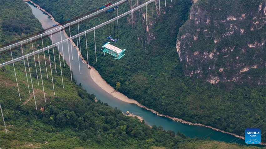 Guizhou: primeira viga de treli?a de a?o da ponte sobre o Grand Canyon de Huajiang a postos para a instala??o